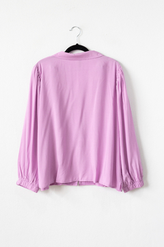 Blusa JULIANA, Blusa con solapa, botones marmolados y puño con elástico - SYES | Mayorista