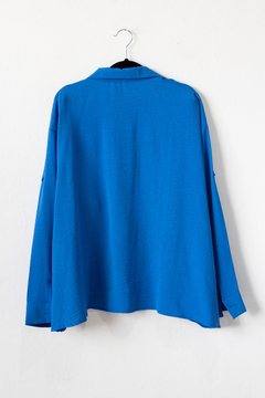 Camisa LUISA, Camisa lisa amplia con puntas laterales y trabas en manga - comprar online