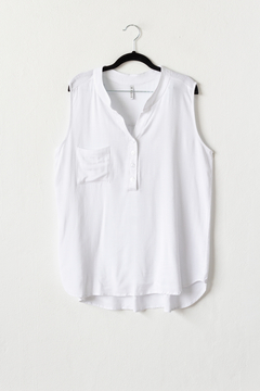 Blusa MAITE, Blusa de lino elastizado de cuello mao sin mangas y con bolsillo plaqué