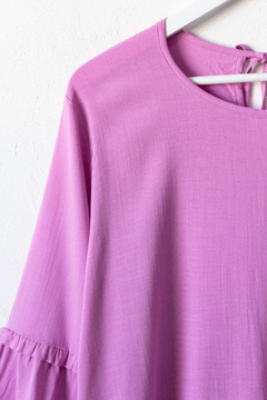 Blusa LENA, Blusa manga 3/4 con volados, evasé y abertura en la espalda - comprar online