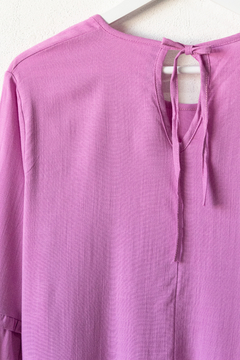 Blusa LENA, Blusa manga 3/4 con volados, evasé y abertura en la espalda - SYES | Mayorista