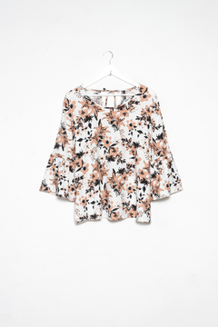 Imagen de Blusa Otilia, Blusa evasé con mangas 3/4 y volados. Abertura en espalda