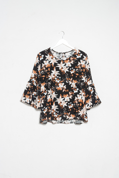 Blusa Otilia, Blusa evasé con mangas 3/4 y volados. Abertura en espalda