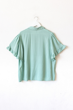 Blusa Cokona, Blusa estilo camisa con cartera oculta y botones, mangas mariposa con volados - SYES | Mayorista