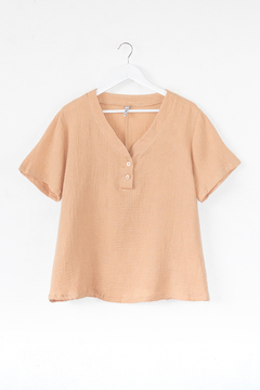 Blusa NIKA, Blusa manga corta con cuello redondeado en v y cartera con dos botones.