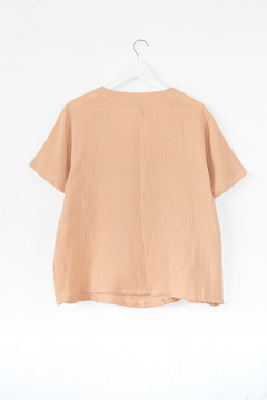 Blusa NIKA, Blusa manga corta con cuello redondeado en v y cartera con dos botones. - comprar online