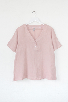 Imagen de Blusa NIKA, Blusa manga corta con cuello redondeado en v y cartera con dos botones.