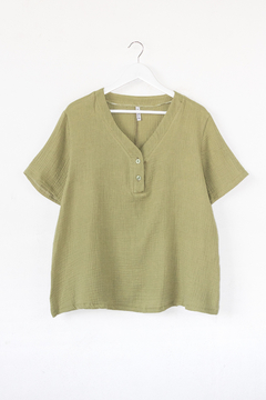Blusa NIKA, Blusa manga corta con cuello redondeado en v y cartera con dos botones. en internet