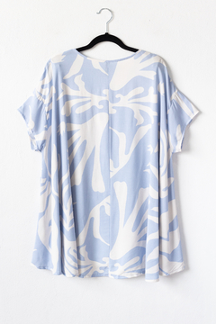 Imagen de Blusa BRISEIDA, Blusa escote v amplia de fibrana estampada con terminacion en ruedo curva