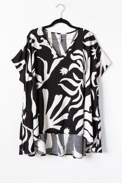 Blusa BRISEIDA, Blusa escote v amplia de fibrana estampada con terminacion en ruedo curva