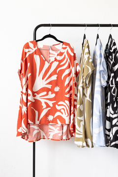 Blusa BRISEIDA, Blusa escote v amplia de fibrana estampada con terminacion en ruedo curva - comprar online