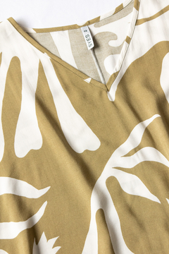 Blusa BRISEIDA, Blusa escote v amplia de fibrana estampada con terminacion en ruedo curva - tienda online