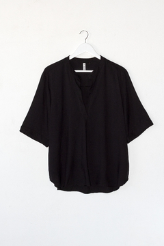 Blusa TADEA, Blusa con cuello mao y esc V. Terminación curva - SYES | Mayorista