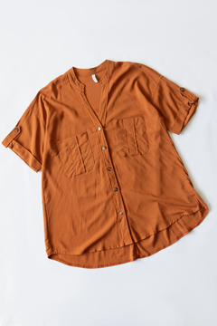 Blusa LUCERO, Blusa cuello mao con cartera y bolsillo con pestaña - SYES | Mayorista