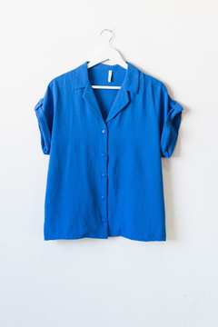 Blusa REA, Blusa con botones y presillas en mangas - SYES | Mayorista