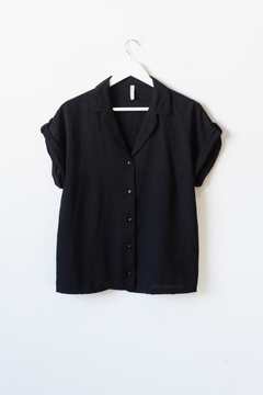 Imagen de Blusa REA, Blusa con botones y presillas en mangas