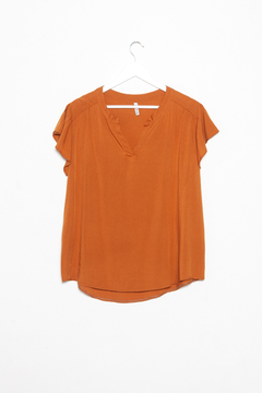 Blusa Claudine, Blusa de fibrana lisa con volados en mangas. Escote en V - SYES | Mayorista