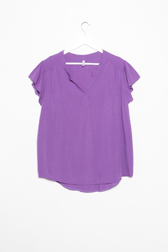Blusa Claudine, Blusa de fibrana lisa con volados en mangas. Escote en V