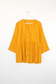 Blusa VIVIANA, Blusa de twill manga larga con recorte y frunce abajo del busto. Con cartera y botones. - SYES | Mayorista