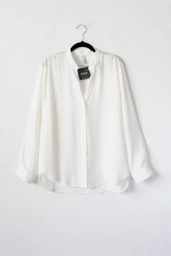 Camisa ODILE, Camisa con cuello mao, recta, manga larga con cartera y botones. - SYES | Mayorista