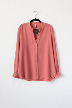 Imagen de Camisa ODILE, Camisa con cuello mao, recta, manga larga con cartera y botones.