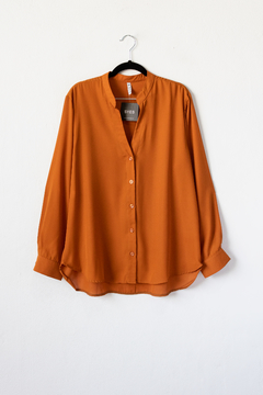 Camisa ODILE, Camisa con cuello mao, recta, manga larga con cartera y botones.
