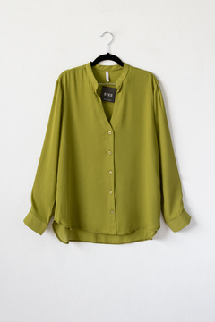 Camisa ODILE, Camisa con cuello mao, recta, manga larga con cartera y botones.