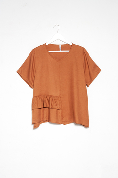 Blusa Gadea, Blusa manga corta con recorte a la mitad y frunce formando volado