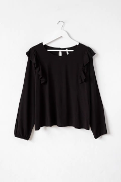 Imagen de Blusa CLARIBEL, Blusa cuello redondo con volados y boton en espalda para acceder