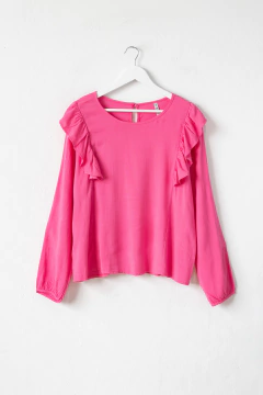 Blusa CLARIBEL, Blusa cuello redondo con volados y boton en espalda para acceder