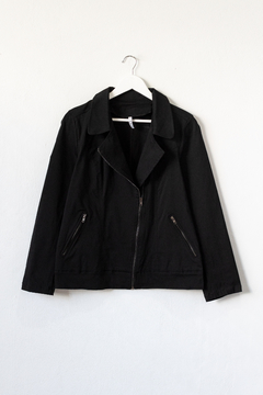 Campera DEBORAH, Campera de abertura asimétrica con cierre y bolsillos