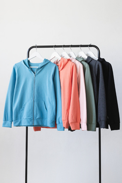 Campera SOPHIE, Campera canguro con cierre y capucha. - comprar online