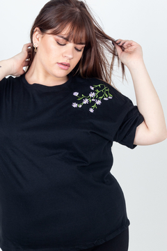 R1162/A Syes, Remera escote redondo bordado Flores Lilas, Talles grandes