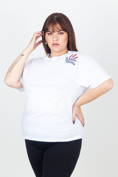 R1162/C Syes, Remera escote redondo bordado frutos rojos, Talles grandes
