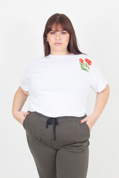 R1162/B Syes, Remera escote redondo bordado Flor Roja, Talles grandes