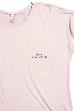 Remera Siham, Remera basica con atraque de viscosa bordadomontañas, Syes Talles grandeS