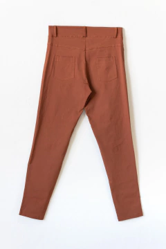 Pantalón VANESSA, Pantalón chupín corte jeanero con botón y bolsillos en internet