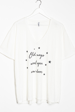 R1100/2/F Syes, Remera viscosa escote en v manga corta estampa old ways estrellas, Talles grandes - SYES | Mayorista