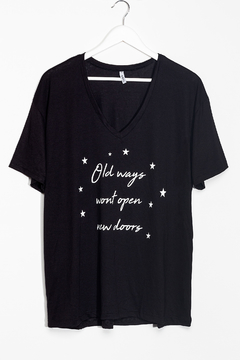 R1100/2/F Syes, Remera viscosa escote en v manga corta estampa old ways estrellas, Talles grandes