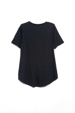 Remera Makeda, Remera evase escote redondo Lunas, Syes talles grandes - SYES | Mayorista