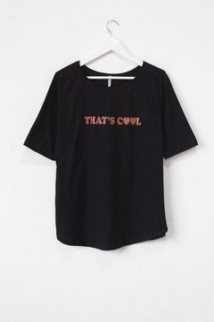Remera BEVERLY, Remera con cuello desvocado y mangas grandes. Estampa THATS COOL en internet