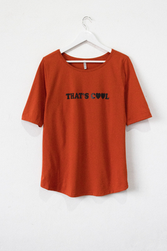 Remera BEVERLY, Remera con cuello desvocado y mangas grandes. Estampa THATS COOL - SYES | Mayorista