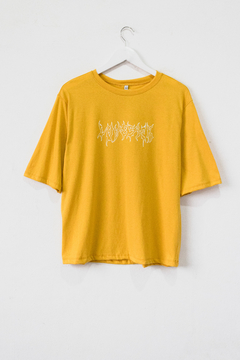 Remera CÉCILE, Remera recta con cuello desbocado y mangas caidas estampa LOVESICK - SYES | Mayorista