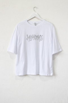 Remera CÉCILE, Remera recta con cuello desbocado y mangas caidas estampa LOVESICK - tienda online