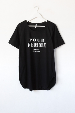 Remera CATHERINA, Remera de algodón con cuello bote y terminaciones curvas estampa FEMME