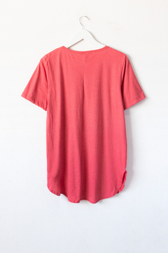 Remera CATHERINA, Remera de algodón con cuello bote y terminaciones curvas estampa FEMME en internet
