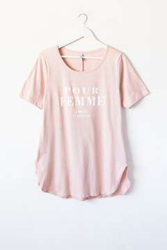 Remera CATHERINA, Remera de algodón con cuello bote y terminaciones curvas estampa FEMME - SYES | Mayorista