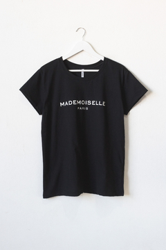 Remera GRETA, Remera cuello redondo, recta. Estampa MADEMOISELLE - comprar online