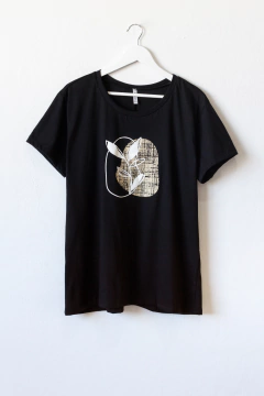 Imagen de Remera MICHELLE , Remera recta con cuello redondo unisex. Estampa hoja abstracta