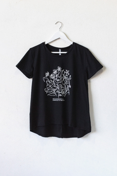 Remera FLOWERS, Remera cuello redondo con terminaciones curvas Estampa flowers: wonderfull - SYES | Mayorista